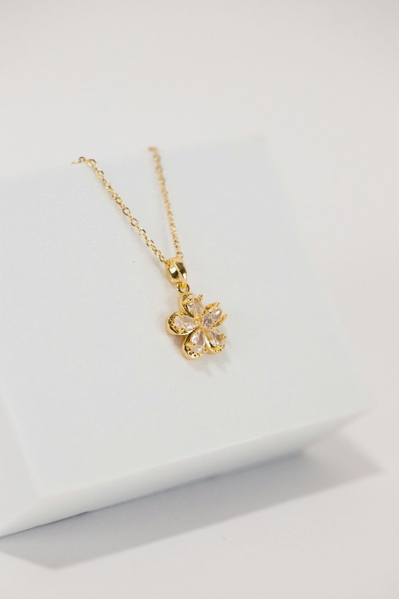 Gold Flower Pendant Necklace